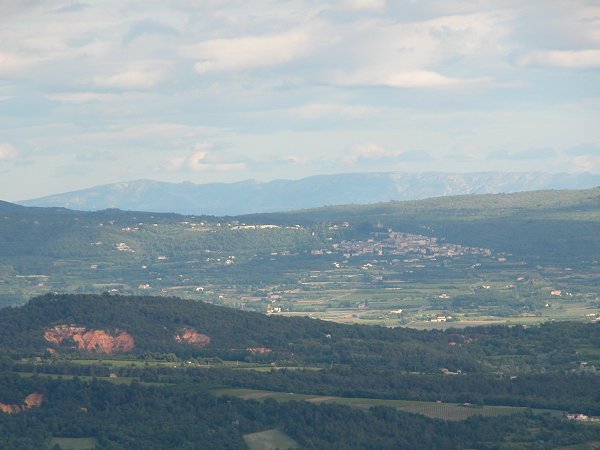 La Montagne Ste Victoire, au delà de Bonnieux, vue depuis L'Asphodèle - 01/6/04