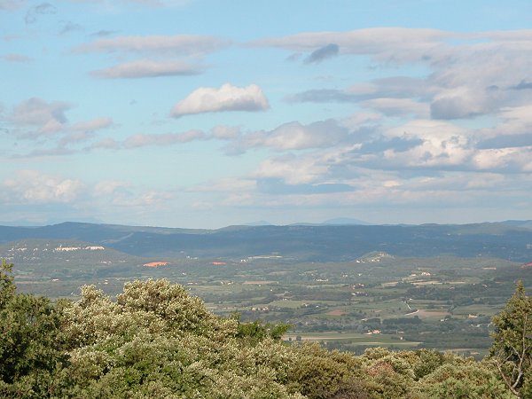 La vallée, vue depuis L'Asphodèle, vers les sommets des Alpes de Haute Provence - 01/06/04