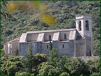L'église romane surplombant le village d'Oppède le vieux - 22/05/03